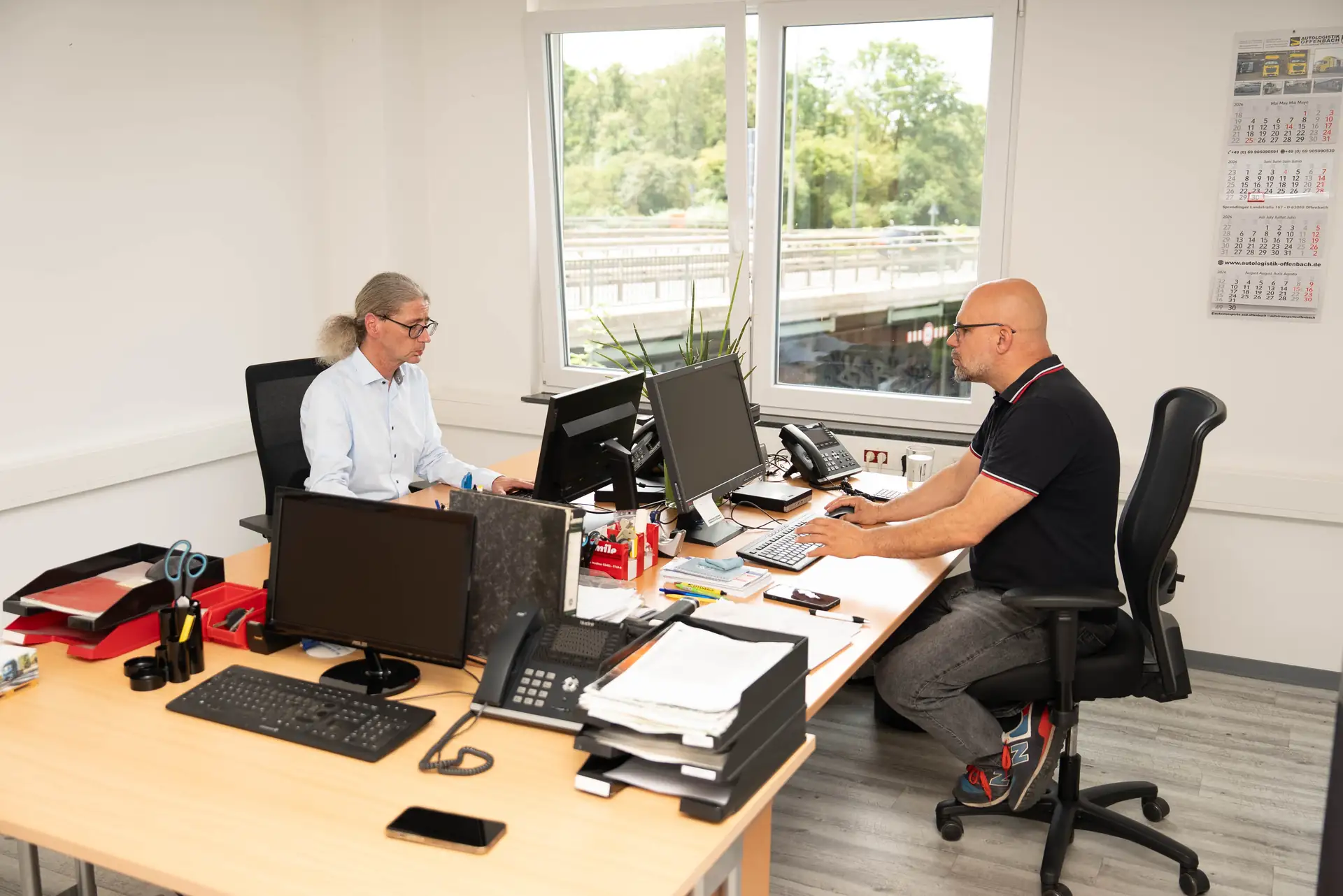 Arbeitsalltag im Büro von TR Autovision in Frankfurt